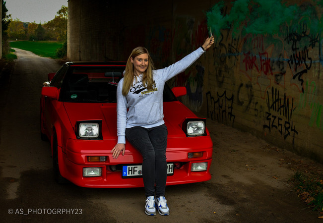 Kira und ihr heißgeliebter Sportwagen: ein Toyota MR2. Foto: © privat