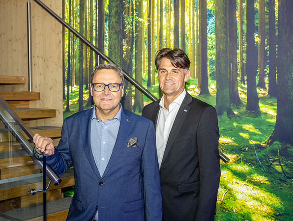Die Geschäftsführer Dr. Gerhard Rimpler (links) und Markus Gundendorfer haben in ihrem neuen Firmengebäude ihre solarelektrische Vision umgesetzt. Foto: © my-PV GmbH