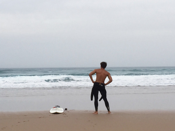 Am 1. Januar ist es in Portugal Brauch, ein kühles Bad im Atlantik zu nehmen. Profis nehmen direkt das Surfboard mit. Foto: © Victor's Portugal Malveira-Guincho