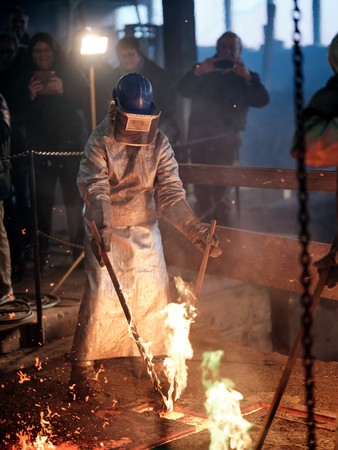 Hier wird 1.100 Grad heiße Bronze in die eingemauerte Glockenform gefüllt. Foto: © KSTA/Max Grönert