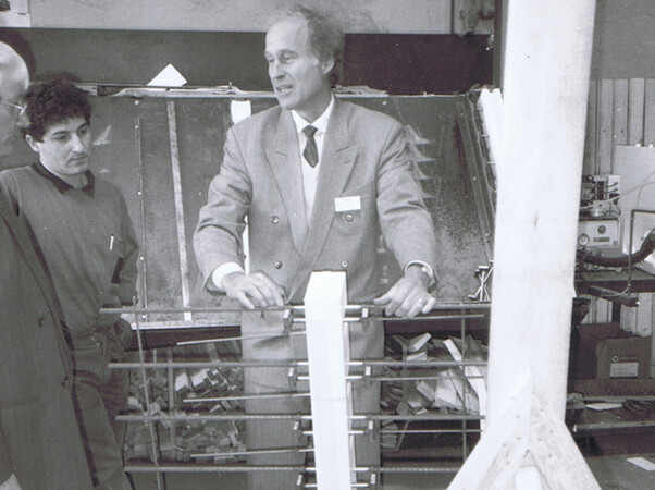 Eberhard Schöck Anfang der 80er Jahre mit seiner bahnbrechenden Erfindung, dem tragenden Wärmedämmelement Schöck Isokorb. Foto: © Schöck AG