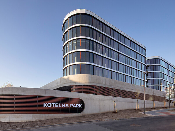 Der in 2020 fertiggestellte Gebäudekomplex Kotelna Park II in Prag ist mit heroal Fenster-, Tür- und Fassadensystemen ausgestattet. Der heroal Showroom befindet sich in der vierten Etage. Foto: © Štěpán Látal