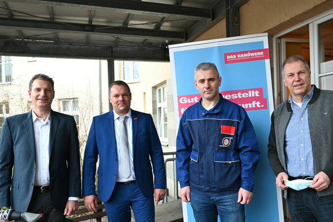 v.l. Erik Debertshäuser, Geschäftsführer des Fachverbandes Sanitär, Heizung, Klima Brandenburg, HWK-Präsident Robert Wüst, Zelimir Milicevic und Dierk Lause, Geschäftsführer der HTB GmbH. Foto: © HWK Potsdam v.l. Erik Debertshäuser, Geschäftsführer des Fachverbandes Sanitär, Heizung, Klima Brandenburg, HWK-Präsident Robert Wüst, Zelimir Milicevic und Dierk Lause, Geschäftsführer der HTB GmbH. Foto: © HWK Potsdam