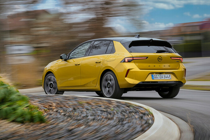 Der Plug-in Hybrid erweist sich als ein leiser und kräftiger Antrieb. Foto: © Opel