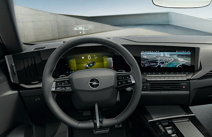Das Multimedia lässt sich einfach bedienen und das Head-Up-Display ist groß. Foto: © Opel