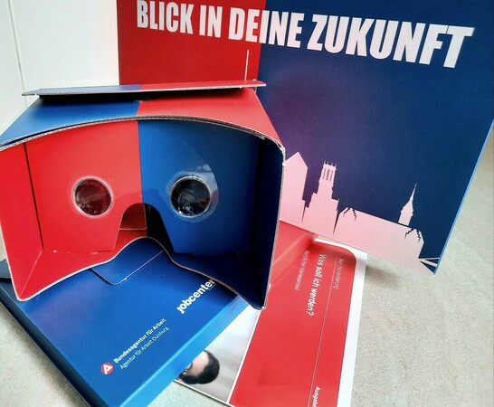 Als Alternative zu den VR-Brillen setzt die Arbeitsagentur Duisburg Cardboards in der Berufsberatung ein. Foto: © handwerksblatt.de