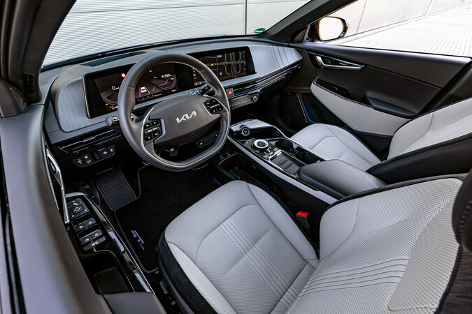 Die Sitze tragen tierfreis Leder, am Cockpit gibt es recycelte Getränkeflaschen. Foto: © Kia Die Sitze tragen tierfreis Leder, am Cockpit gibt es recycelte Getränkeflaschen. Foto: © Kia