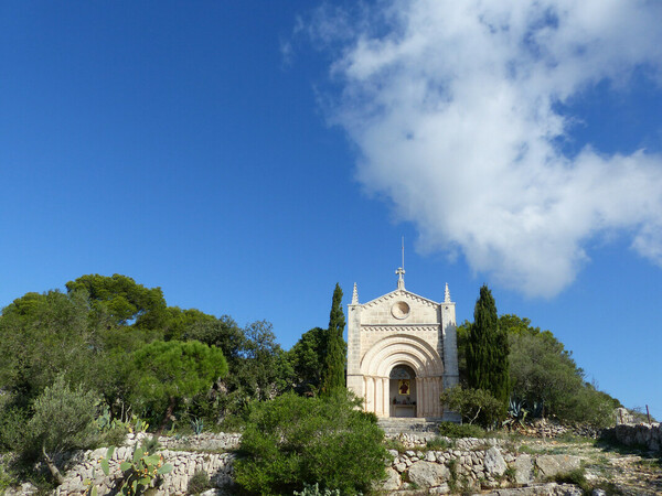 Eine kleine Kapelle im Garten vom Kloster Sant Honorat lädt zum Verweilen ein. Foto: © c.frentiu / Turespana