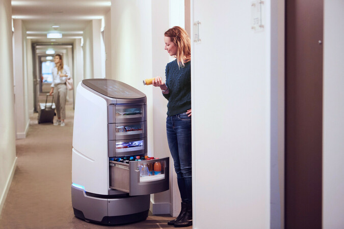 Jeeves bringt die gekühlten Getränke direkt zum Gast. Der mobile Roboter ersetzt Fachkräfte dort, wo Personalmangel herrscht. Foto: © Robotise