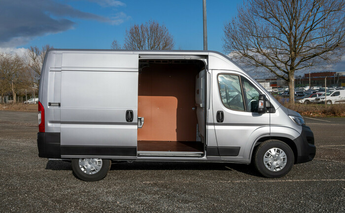 Der Opel Movano, hier als Cargo Edition in der Version L2H2. Die Ladekante ist rund einen halben Meter hoch. Foto: © Martin Bärtges