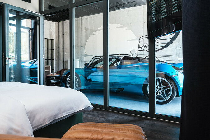 Drei Zimmer für Fahrer und Auto stehen in einem neuen Hotel zur Verfügung. Foto: © Wolfgang Stahr