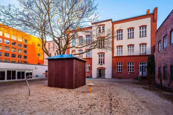 Der Boulderwürfel auf dem Schulhof der Herman-Nohl-Schule in Berlin. Foto: © GMS Sports UG/Hannes Kutza