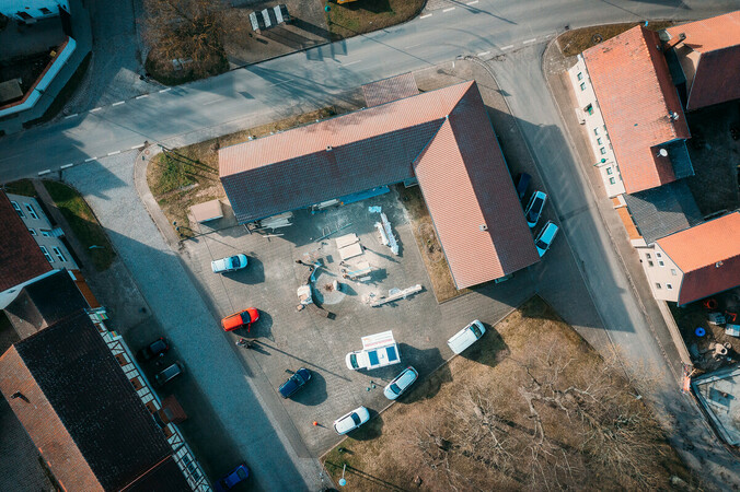 Luftansicht auf die Baustelle - den ehemaligen Konsum in Sundhausen. Foto: © Sto Stiftung/Christoph Große