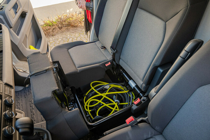 Der e-Crafter von Volkswagen Nutzfahrzeuge: Platz für das Ladekabel ist unterm Beifahrersitz. Foto: © Martin Bärtges