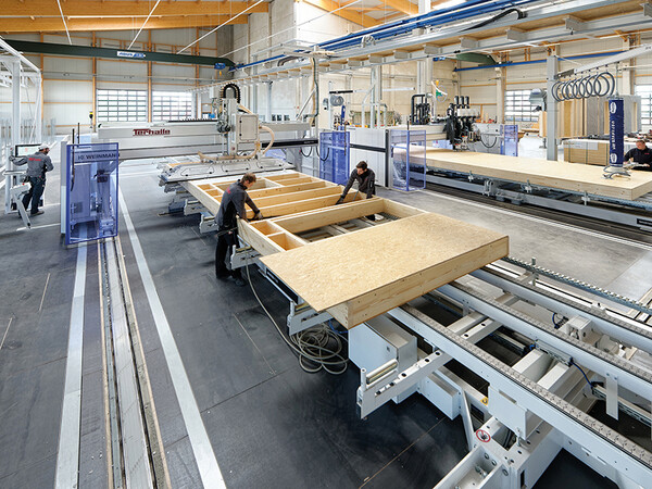 Werksführung bei Terhalle: Hier werden u.a. Holzbau-Elemente vorgefertigt . Foto: © Terhalle Holzbau