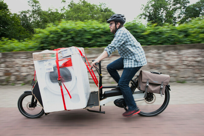 Selbst schwere Gegenstände wie etwa ein Wäschetrockner lassen sich mit einem Lastenrad sicher und lokal emissionsfrei transportieren. Foto: © pd-f.de / Kay Tkatzik