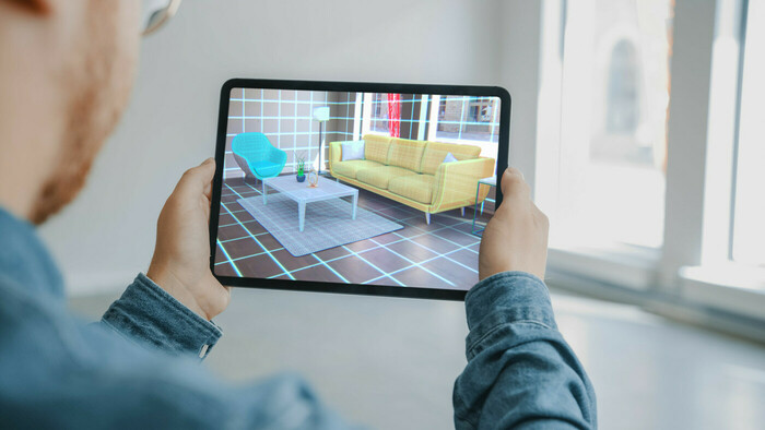 Über AR lassen sich virtuelle Objekte wie Möbel in einem realen Raum platzieren. Foto: © Aleksei Gorodenkov/123RF.com