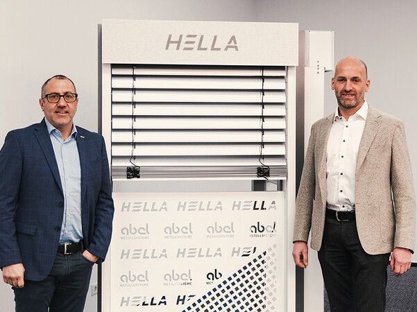 Klaus Peter Abel (r.) und Andreas Kraler bei der Produktvorstellung der integrierten Absturzsicherungssysteme in Geisa. Foto: © Hella
