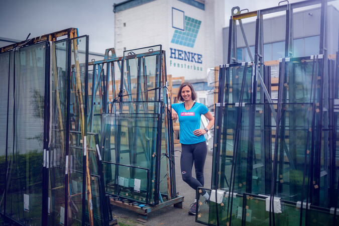 Gudrun Henke im Laufdress der Handwerkskammer Münster auf dem Betriebshof von Henke Fensterbau. Foto: © Teamfoto Marquardt