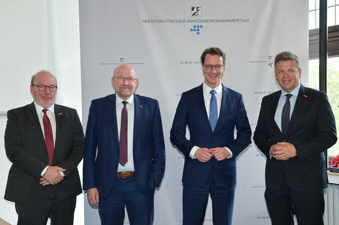 Hendrik Wüst (2. v. r.) gemeinsam mit WHKT-Vizepräsident Felix Kendziora (l.), Berthold Schröder (2. v. l.) und Hauptgeschäftsführer Matthias Heidmeider. Foto: © WHKT Hendrik Wüst (2. v. r.) gemeinsam mit WHKT-Vizepräsident Felix Kendziora (l.), Berthold Schröder (2. v. l.) und Hauptgeschäftsführer Matthias Heidmeider. Foto: © WHKT