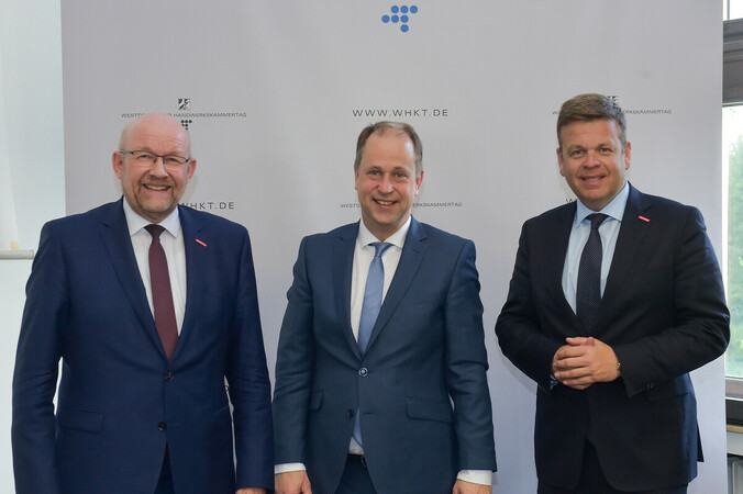 Joachim Stamp (M.) gemeinsam mit Berthold Schröder (l.) und Hauptgeschäftsführer Matthias Heidmeider (r.). Foto: © WHKT Joachim Stamp (M.) gemeinsam mit Berthold Schröder (l.) und Hauptgeschäftsführer Matthias Heidmeider (r.). Foto: © WHKT