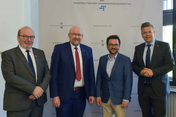 Thomas Kutschaty (2. v. r.) gemeinsam mit WHKT-Vizepräsident Felix Kendziora (l.), Berthold Schröder (2. v. l.) und Hauptgeschäftsführer Matthias Heidmeider (r.). Foto: © WHKT