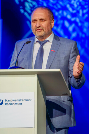 ZDH-Präsident Hans Peter Wollseifer würdigt die Leistung der jungen Meister. Foto: © Stefan Sämmer