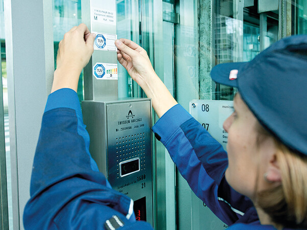 Among other things, a shaft information system records the position of the elevator car. This allows the lift to stop precisely at each floor. Photo: © TÜV Süd