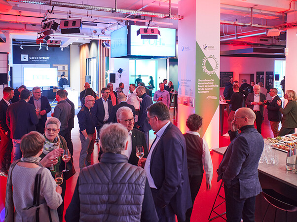Das Netzwerken der Next-Partner und ihrer Gäste spielt bei allen Veranstaltungen im Frankfurter Studio eine wichtige Rolle. Foto: © Mediashots/Wicona