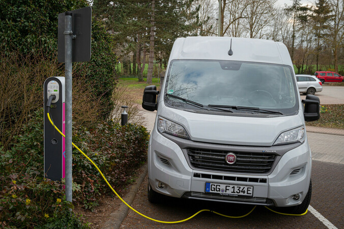 Laden geht nur bei abgeschlossenen Türen – und auch nicht an der Haushaltssteckdose . Foto: © Martin Bärtges Laden geht nur bei abgeschlossenen Türen – und auch nicht an der Haushaltssteckdose . Foto: © Martin Bärtges