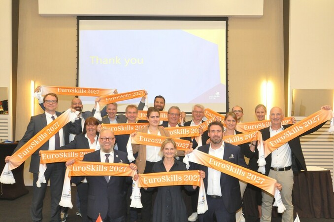 Die Delegation von WorldSkills Germany und WorldSkills Luxembourg konnte nach der Entscheidung der Generalversammlung von WorldSkills Europe in Krakau den Zuschlag für die EuroSkills 2027 feiern. Foto: © WorldSkills Germany Die Delegation von WorldSkills Germany und WorldSkills Luxembourg konnte nach der Entscheidung der Generalversammlung von WorldSkills Europe in Krakau den Zuschlag für die EuroSkills 2027 feiern. Foto: © WorldSkills Germany