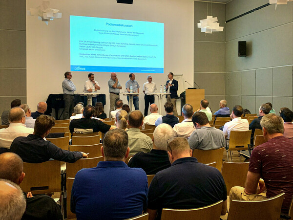 Podiumsdiskussion am Ende der Abschlussveranstaltung des Verbundprojekts DigiWerk Foto: © Daams/FVSHK NRW