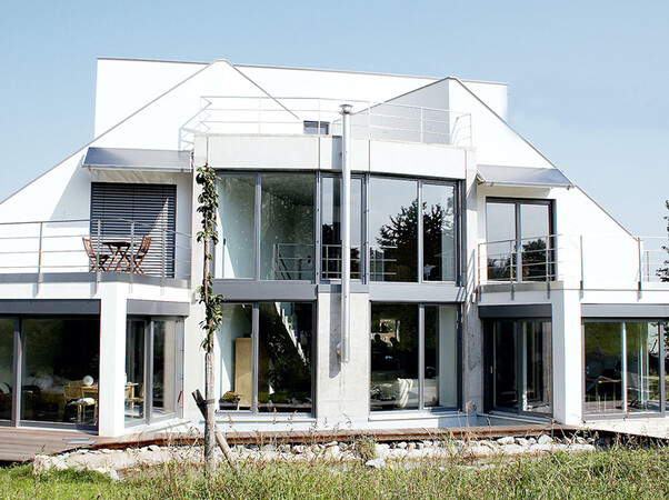 Eine Fassade mit Kunststoff-Aluminium-Fenstern. Foto: © VFF/Hilzinger Fenster