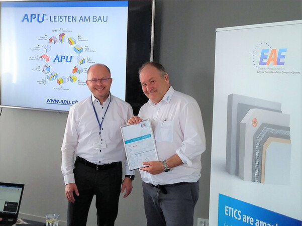 Peter Jörimann (APU) erhält die EAE-Mitgliedsurkunde von Ralf Pasker (links). Foto: © EAE