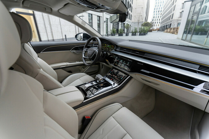 Im Innenraum des A8 geht es überaus edel und modern zu. Foto: © Audi