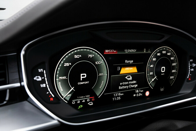 Statt klassischem Drehzahlmesser besitzt der Plug-in-Hybrid ein Powermeter. Foto: © Audi