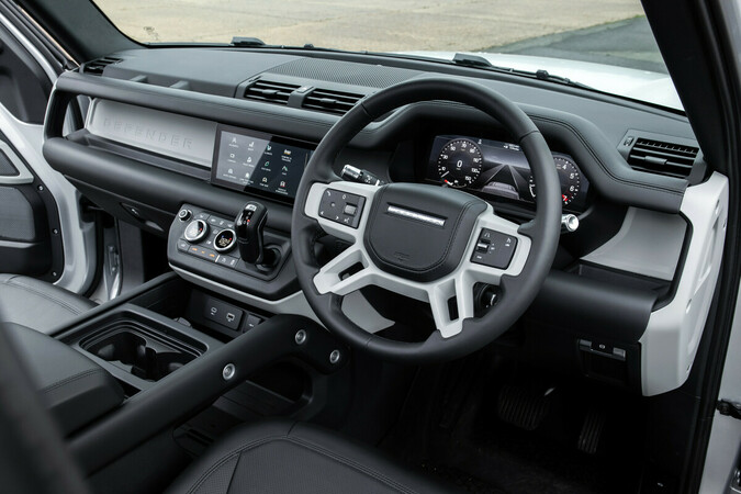 In das Cockpit (hier die Rechtslenkerversion) ist eine Menge Luxus eingezogen. Foto: © Land Rover