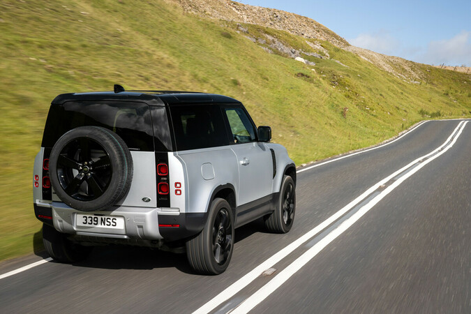 Auf asphaltierten Straßen hat der komfortable Defender am meisten hinzugewonnen. Foto: © Land Rover