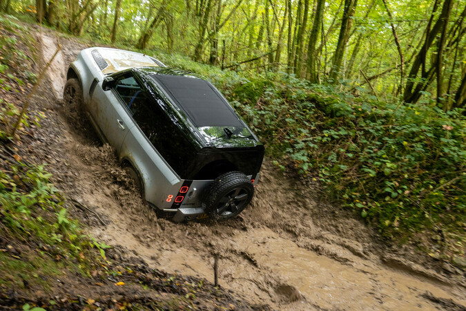 Harte Geländeeinsätze stellen den Defender vor kein Problem. Foto: © Land Rover