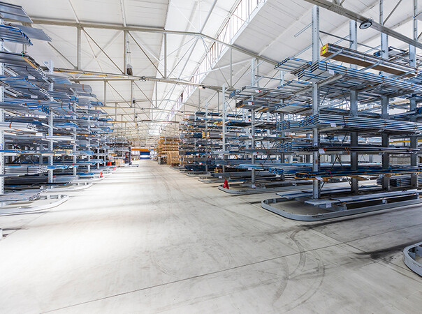 Einblick in das Lager des neuen Logistikverteilzentrums am Standort in Hettstedt. Foto: © BUG Aluminium-Systeme
