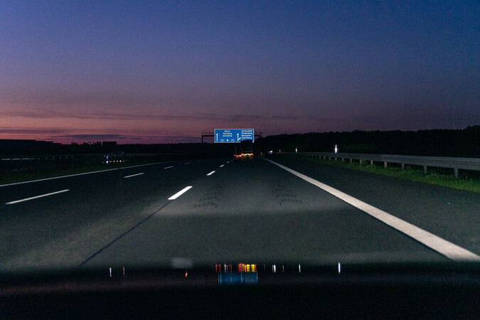 Das digitale Matrix-LED-Licht leuchtet die Fahrbahn besser aus. Foto: © Audi