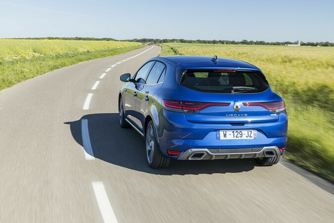 Vom aufwändig konstruierten Hybrid-Antrieb bekommt der Fahrer nichts mit. Foto: © Renault