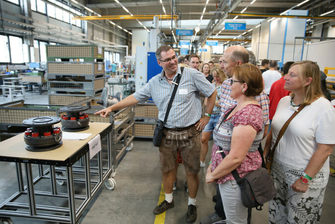 At the family celebration event for the 125th anniversary, employees had the opportunity to give their relatives a tour of the company. Photo: © mayr® Antriebstechnik