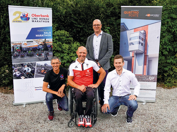 Günther Weidlinger (Sportlicher Leiter und Organisation des Linz Marathons), Walter Ablinger (Paralympicssieger), Erwin Roither (Geschäftsführer Ascendor) und Julian Grad (Vertriebsleiter Ascendor) auf der Gugl (von links nach rechts). Foto: © Ascendor