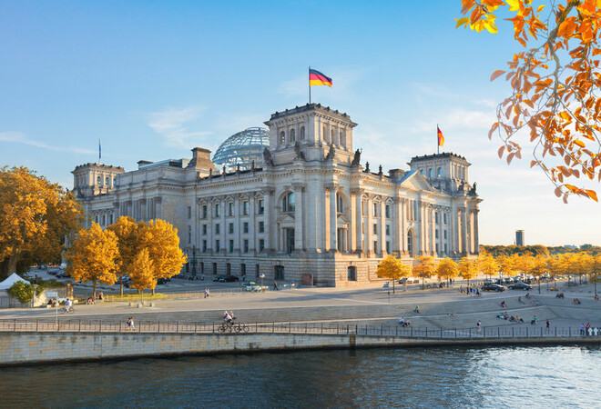 Das Floß des Handwerks fährt auf der Spree auch am Reichstag vorbei. Foto: © neirfy/123RF.com