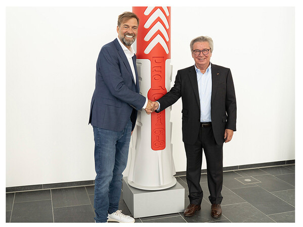 Neue Zusammenarbeit gestartet: fischer Markenbotschafter Jürgen Klopp und Inhaber Prof. Klaus Fischer. Foto: © fischer