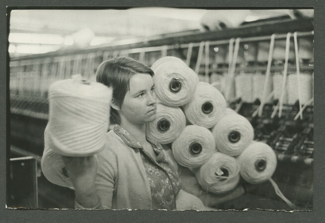 Evelyn Richter zeigt hier den Alltag einer Textilarbeiterin. Foto: © Evelyn Richter Archiv der Ostdeutschen Sparkassenstiftung im Museum der bildenden Künste Leipzig
