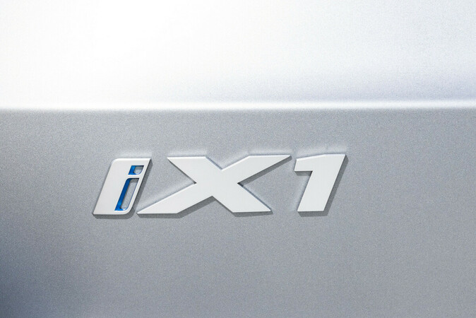 Das kleine i im Logo steht für den Stromer. Foto: © BMW