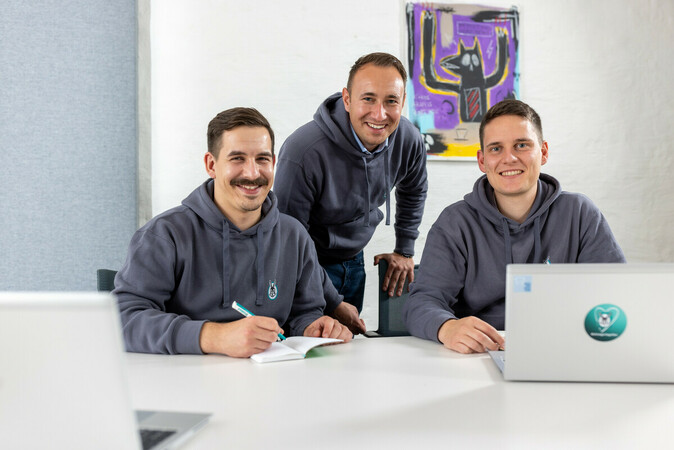Marco Faccin (Mitte) mit den Gründungsberatern Robert Klimczuk (links) und Benedikt Voß (rechts). Foto: © MIKE KÖNIG Photography / Vaillant