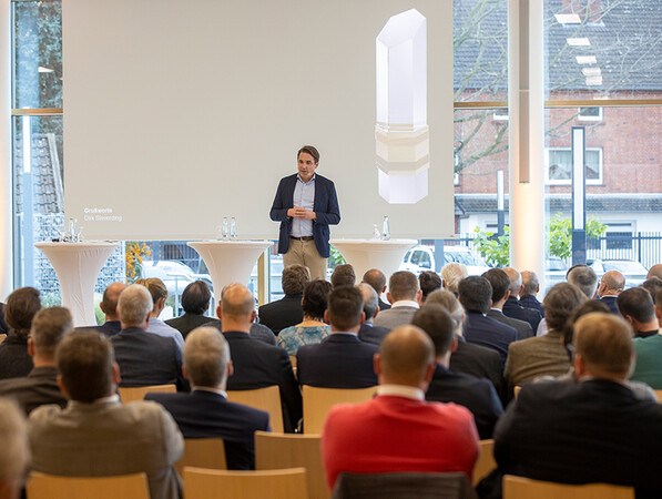 Dirk Sieverding, Vorstandsvorsitzender Remmers Gruppe AG, eröffnete die Preisverleihung erstmals im neuen Kompetenzzentrum für Bauten- und Bodenschutz. Foto: © Remmers, Löningen
